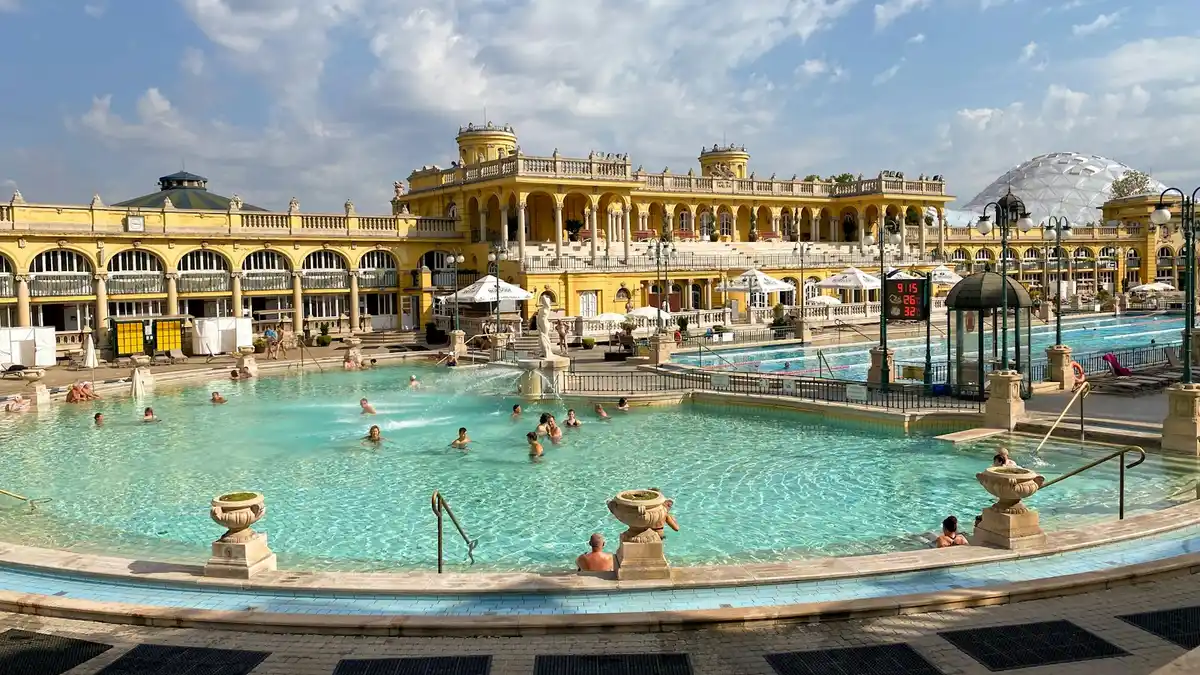 Baños termales Széchenyi con piscina amarilla Budapest